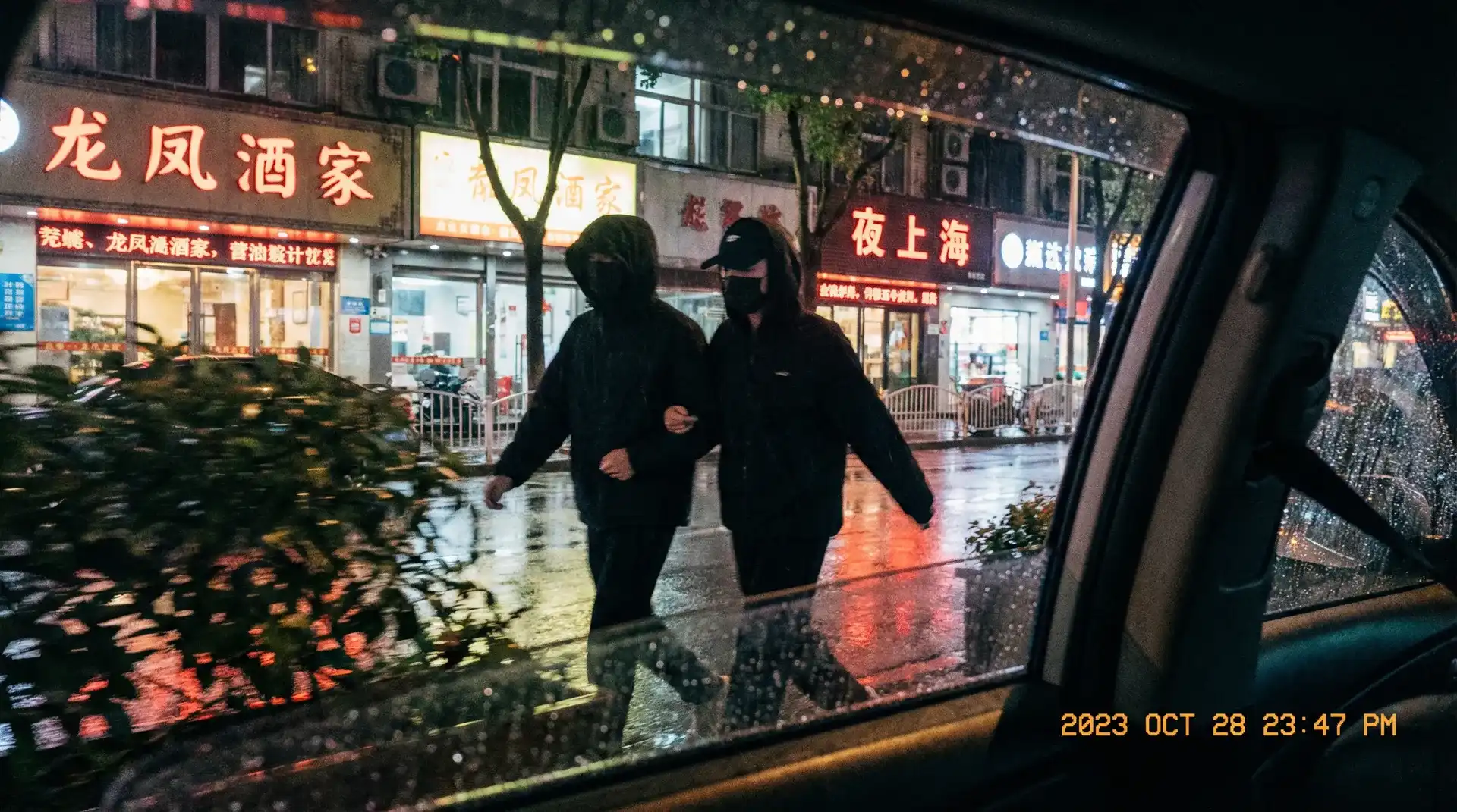 国奥娱乐 - 顶流明星深夜密会现场抓拍照片